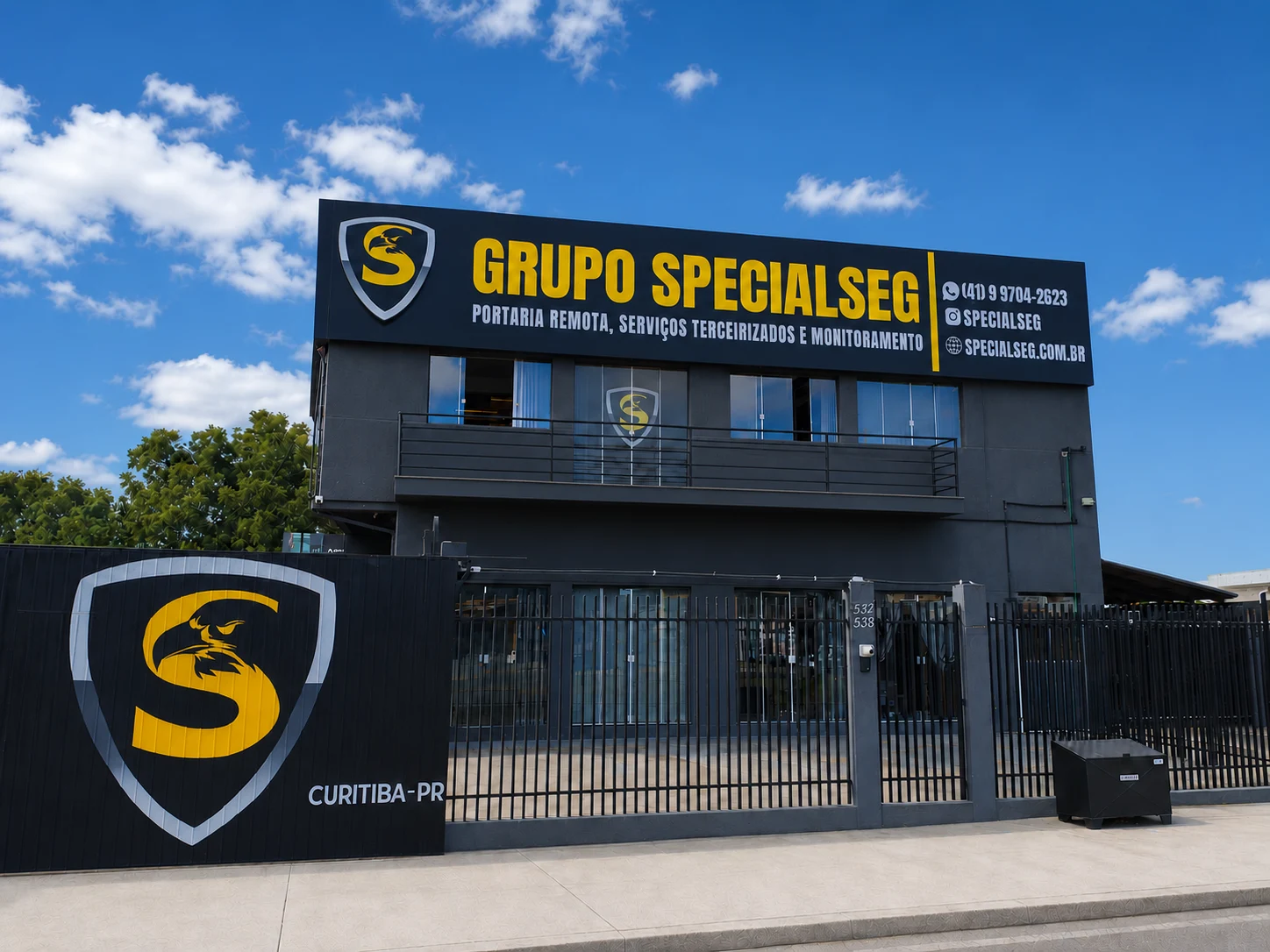 Fachada da base operacional do Grupo SPECIALSEG, com letreiro e portão identificados