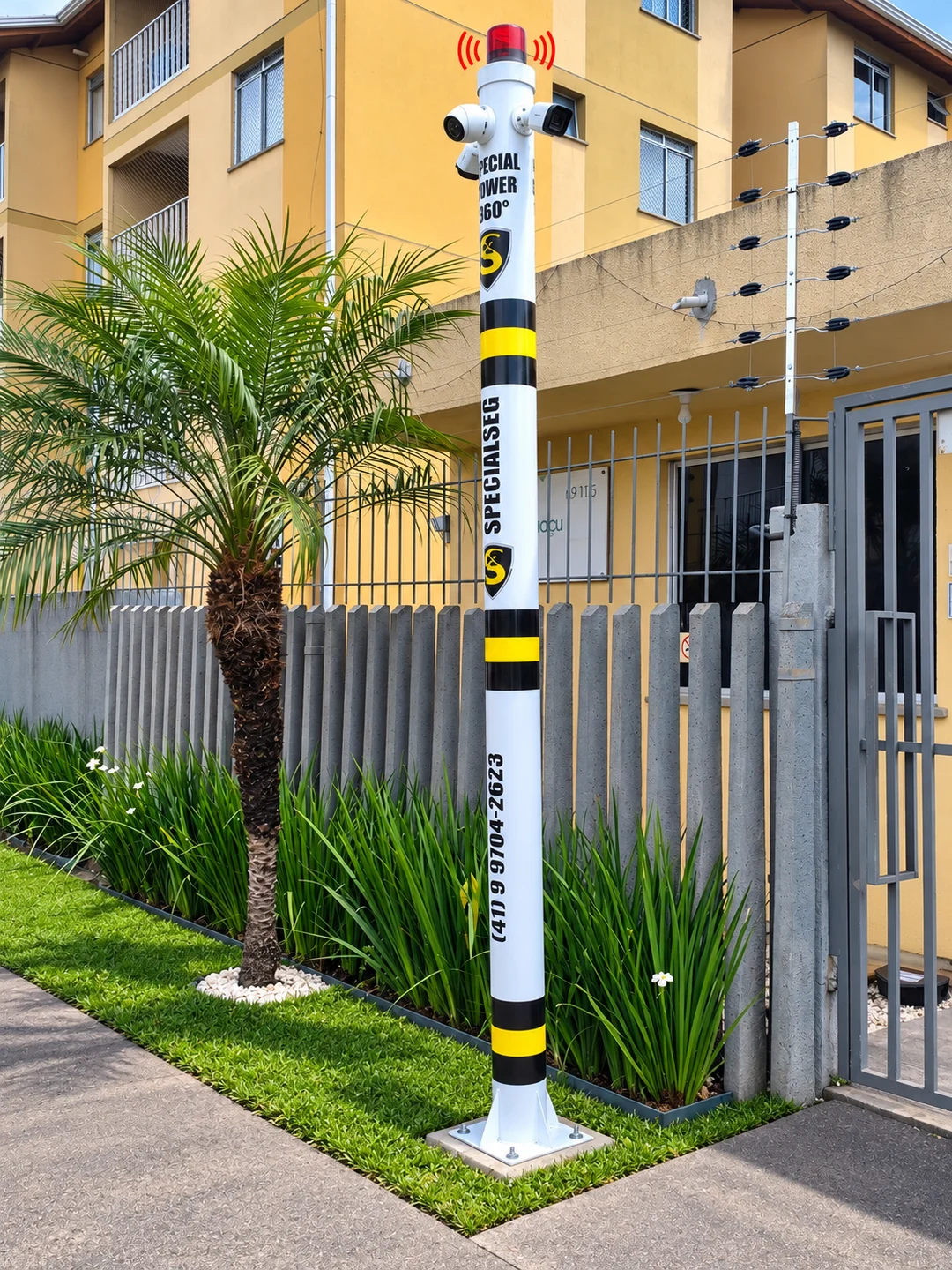 SPECIAL TOWER 360º com câmeras e sinalizador vermelho, instalada junto à entrada de um condomínio.